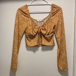 Long sleeve crop top w/cut out‼️